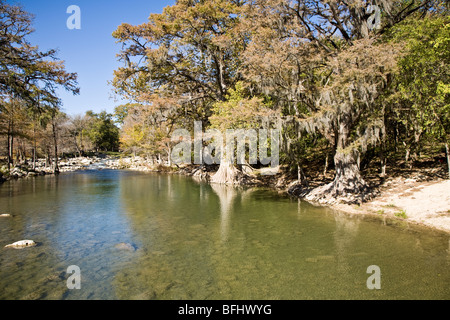 Die Guadalupe ist eines der schönsten Flußstrecken im Hill Country, Gruene Texas USA Stockfoto