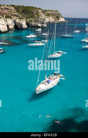 Jachten verankert in Cala Macarella, Menorca, Spanien Stockfoto