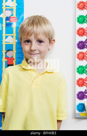 Junge bekommen Höhe gemessen Stockfoto