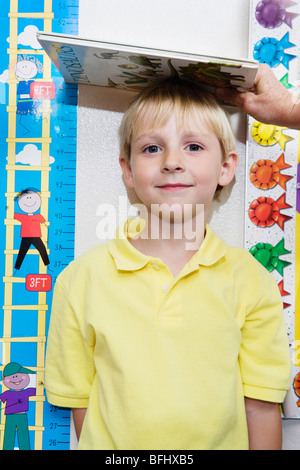 Junge bekommen Höhe gemessen Stockfoto