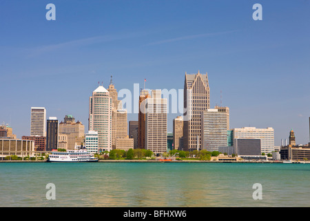 Skyline der Stadt von Detroit am Detroit River in Michigan, USA, gesehen von der Stadt Windsor, Ontario, Kanada Stockfoto