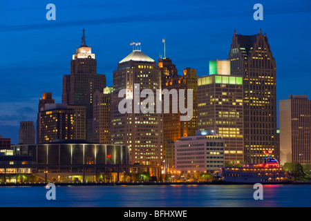 Skyline von der Stadt Detroit in der Abenddämmerung auf dem Detroit River in Michigan, USA, gesehen von der Stadt Windsor, Ontario, Kanada Stockfoto