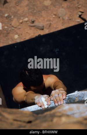 Überblick über ein Kletterer Bouldern in Moab, Utah, Vereinigte Staaten von Amerika Stockfoto