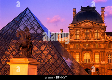 Reiterstandbild von König Louis XIV mit der Pyramide im Innenhof des Louvre, Paris, Frankreich Stockfoto