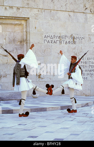 Evzone Guards marschieren vor Parlamentsgebäude, Syntagma-Platz, Athen, Griechenland Stockfoto