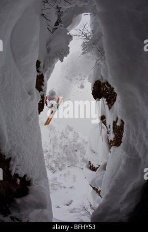 Ein Skifahrer in der Luft im Furanodake Hinterland, Hokkaido, Japan Stockfoto