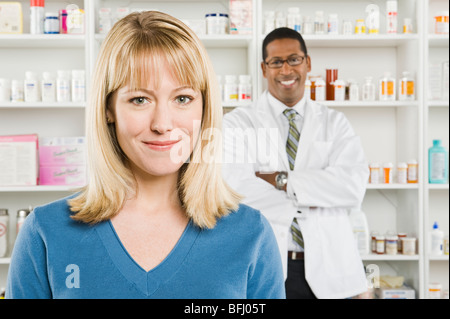 Frau, die verschreibungspflichtige Medikamente in der Apotheke abholen Stockfoto