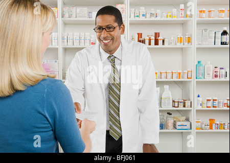 Frau, die verschreibungspflichtige Medikamente in der Apotheke abholen Stockfoto