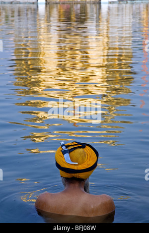 Sikh Mann Baden im Heiligen Pool (Amrit Sarovar). Der Goldene Tempel. Amritsar. Punjab. Indien Stockfoto