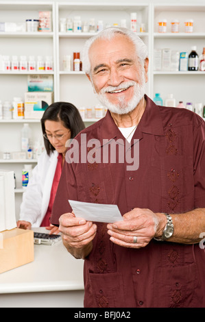 Mann, die verschreibungspflichtige Medikamente in der Apotheke abholen Stockfoto