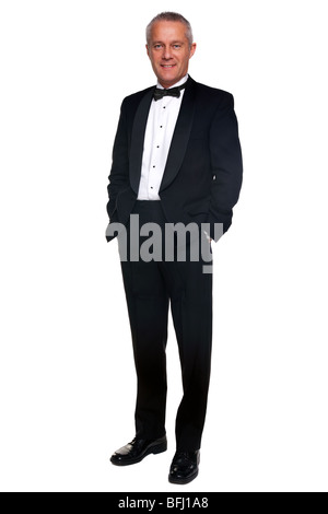 Ein reifer Mann trägt einen schwarzen Smoking und Fliege, isoliert auf einem weißen Hintergrund. Stockfoto