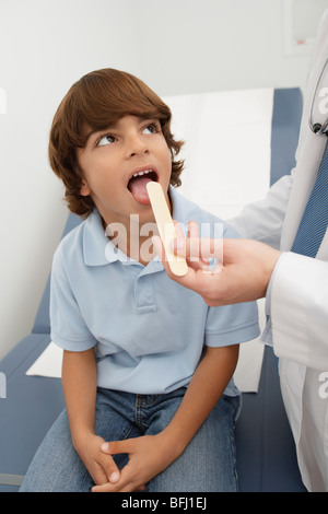Junge, die ärztliche Untersuchung Stockfoto