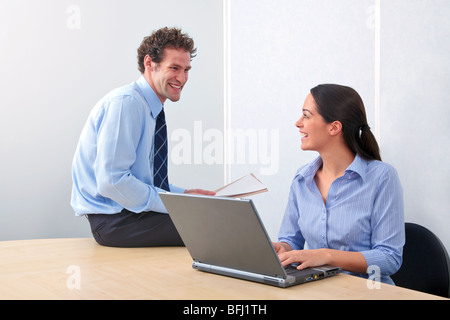 Zwei Geschäftsleute, die ein Licht genießen unbeschwert Moment im Büro. Stockfoto
