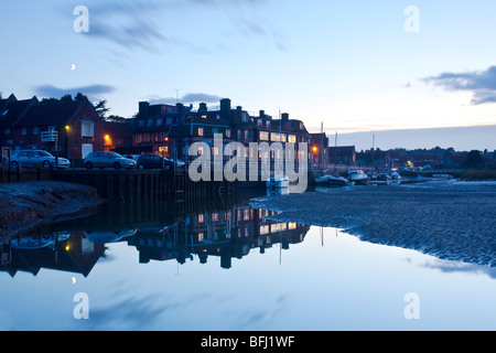 Blakeney Hotel Lichter reflektiert in Blakeney Quay an der Nordküste Norfolk Stockfoto