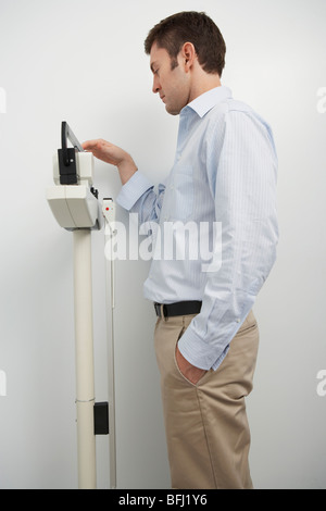 Mann auf Waagen im Krankenhaus Stockfoto
