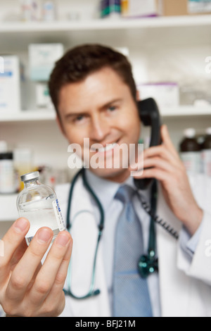 Männlichen Arzt mit Telefon im Krankenhaus, Porträt Stockfoto