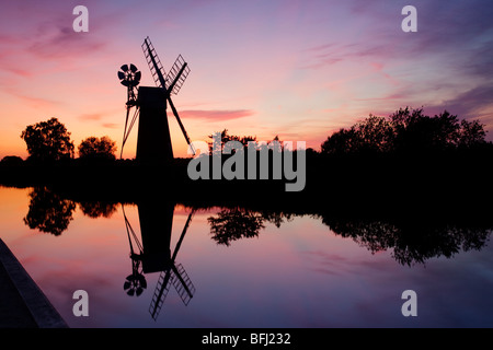 Turf Moor Entwässerung Mühle bei Sonnenuntergang auf den Norfolk Broads Stockfoto