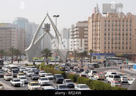 Dubai, Vereinigte Arabische Emirate, Verkehr ist in alle Richtungen am Uhrturm Kreisverkehr Al-Maktoum Road gesichert. Stockfoto