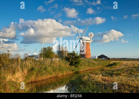 Horsey Entwässerung Mühle an einem hellen Sonnentag auf den Norfolk Broads Stockfoto