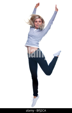 Eine blonde Frau in die Luft springen, leichte Bewegungsunschärfe. Isoliert auf weißem Hintergrund. Stockfoto