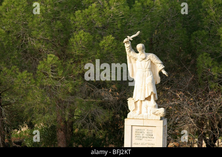 Israel, Mount Carmel. Die Statue der Prophet Elijah im Innenhof der Karmeliter Wallfahrtskirche und Kloster an der Muhraka Stockfoto