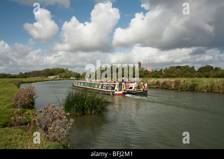 Narrowboat auf der Themse oberhalb St. Johann Schleuse mit Blick auf Lechlade und St.-Lorenz-Kirche Spire, Gloucestershire, Großbritannien Stockfoto