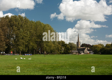 Das Pub am Flussufer und St.-Lorenz-Kirche von Riverside Park, Lechlade, Gloucestershire, Großbritannien Stockfoto