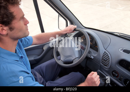 Van-Treiber in ein Fahrzeug mit linken Hand. Auch gibt es als RHD, Instrumententafel für beide Bilder korrekt. Stockfoto