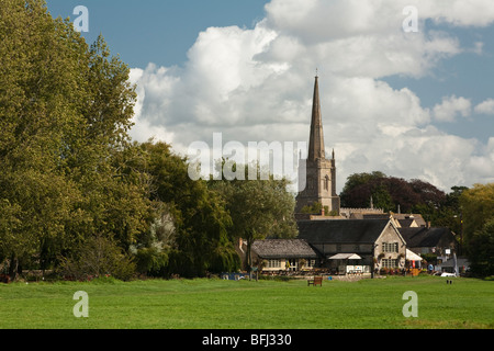 Das Pub am Flussufer und St.-Lorenz-Kirche von Riverside Park, Lechlade, Gloucestershire, Großbritannien Stockfoto