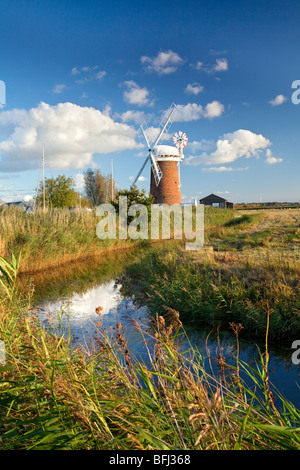 Horsey Entwässerung Mühle an einem hellen Sonnentag auf den Norfolk Broads Stockfoto