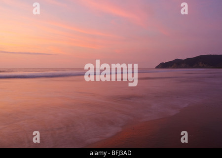 Die Sonne geht über dem Pazifischen Ozean entlang der Küste von Zentral Ecuador. Stockfoto