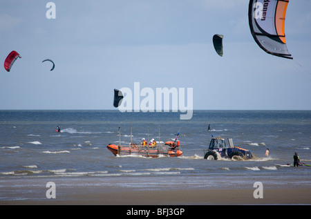 RNLI inshore Rettungsboot ins Leben gerufen von einem Traktor am Strand von Hunstanton inmitten von Kite-Surfer. Stockfoto