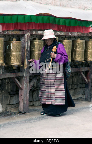 tibetische Frau Pilger drehen die Gebetsmühlen Durchführung der Kora Potala in lhasa Stockfoto