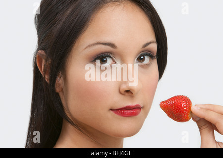 Frau Essen Erdbeere Stockfoto