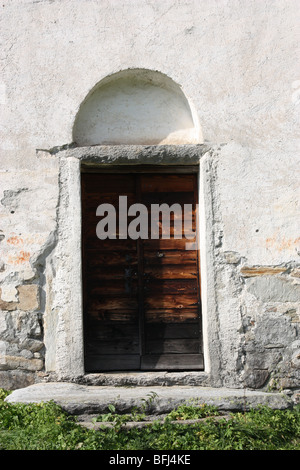 Geschlossene Holztür im alten Gebäude Stockfoto