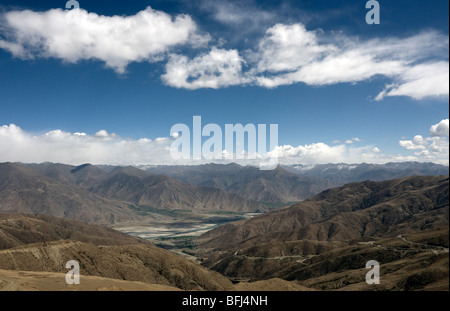 Blick vom Gipfel der Kamba-la-Pass in Richtung Lhasa Friendship Highway zeigt im Rückblick Stockfoto