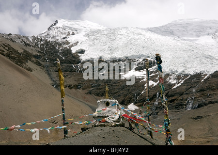 Schrein und Gebet Fahnen auf dem Nojin Kangtsang Gletscher an der Karo-la pass tibet Stockfoto