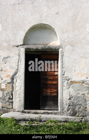 Offen Sie teilweise Holztür im alten Gebäude Stockfoto