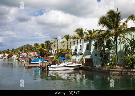 Am Hafen befindet sich an der Marina in Jolly Harbour, Antigua Stockfoto