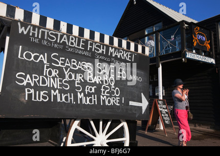 Frau in rosa Hose auf dem Fischmarkt Whitstable Kent England Stockfoto