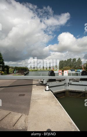 St John Lock auf der Themse bei Lechlade, Gloucestershire, Großbritannien Stockfoto