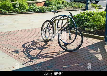 Platz zum Parken und Pedal Fahrräder in England zu sichern Stockfoto