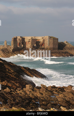 Britischen Kanalinseln. Alderney. Blick auf Küste Ruine des viktorianischen Fort Les Hommeaux Florains. Stockfoto