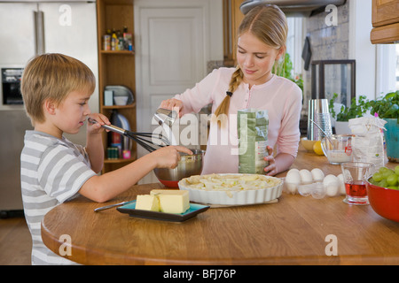 Schwester und Bruder, einen Kuchen, Schweden. Stockfoto