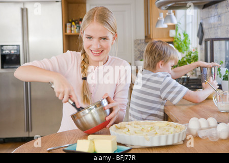 Schwester und Bruder, einen Kuchen, Schweden. Stockfoto