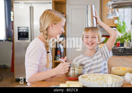 Schwester und Bruder, einen Kuchen, Schweden. Stockfoto