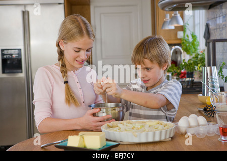 Schwester und Bruder, einen Kuchen, Schweden. Stockfoto