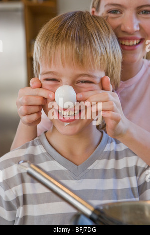 Schwester und Bruder, einen Kuchen, Schweden. Stockfoto