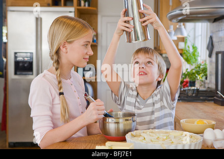 Schwester und Bruder, einen Kuchen, Schweden. Stockfoto