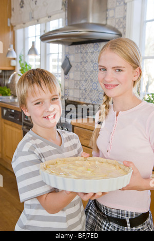 Schwester und Bruder, einen Kuchen, Schweden. Stockfoto